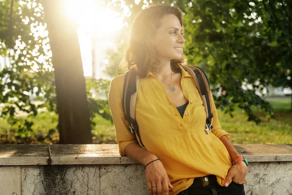 晴れた夏の公園で黄色のシャツの中に魅力的な笑顔を持つ美しい魅力的な若い女性 — ストック写真