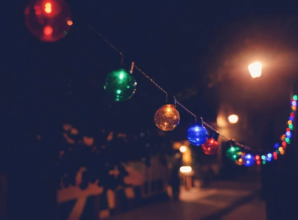 Illumination nocturne dans les rues d'une ville européenne, lanternes de différentes couleurs. fond urbain festif et texture — Photo