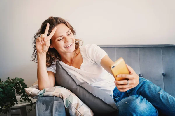 Jovem Feliz Mulher Jeans Uma Camiseta Branca Com Smartphone Suas — Fotografia de Stock