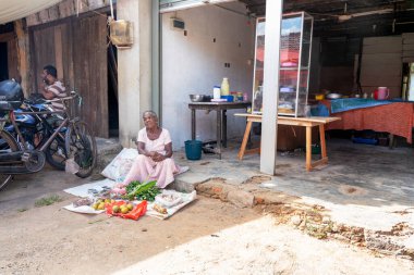 Şubat 2020 Sri Lanka. Weligama, Sri Lanka 'daki geleneksel pazarda sebze satan bir kadın. Gerçek İnsanlar Editör ResmiName