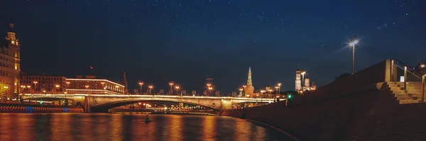ロシアの首都モスクワ 夜の風景 市内中心部と夜の川の景色 街中の星空 バナー形式 — ストック写真