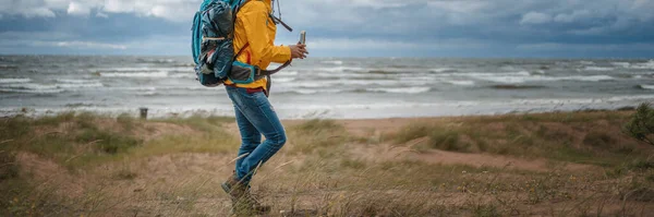 Jonge Vrouw Reiziger Een Geel Jasje Wandelingen Langs Kust Van — Stockfoto