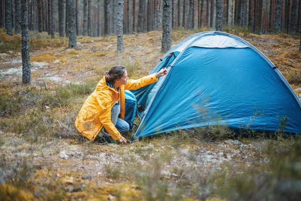Young Woman Traveler Yellow Jacket Sets Camping Tent Autumn Pine — Stock Photo, Image