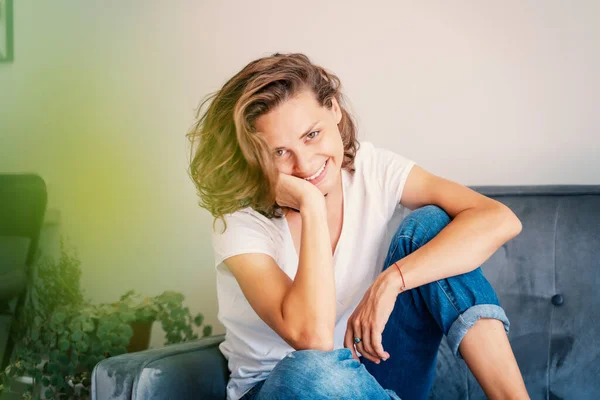 Retrato Feliz Emocional Bela Jovem Sofá Jeans Casa Rosto Encantador — Fotografia de Stock