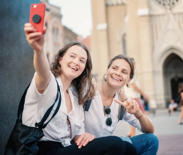 Zwei Junge Glückliche Hübsche Studentinnen Machen Vor Dem Hintergrund Einer — Stockfoto