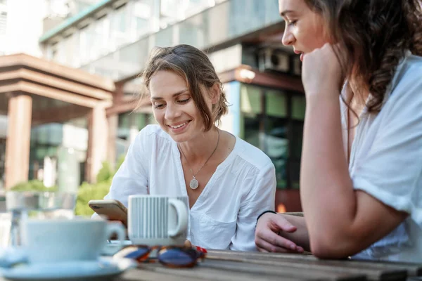 Duas Jovens Amigas Estão Sentadas Café Bebendo Café Discutindo Notícias — Fotografia de Stock