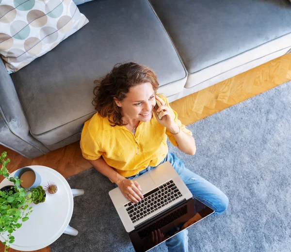 Linda Jovem Mulher Feliz Feminina Camisa Amarela Trabalha Laptop Casa — Fotografia de Stock