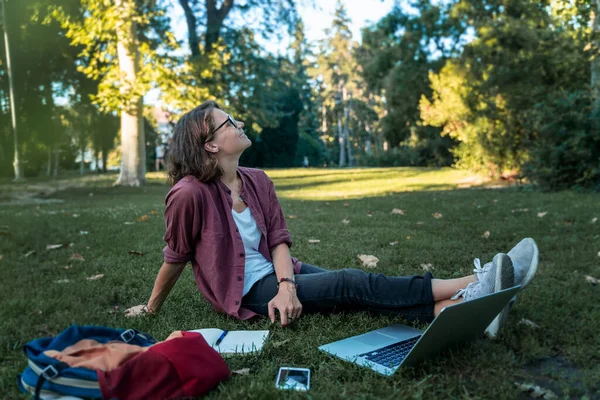 Jovem Estudante Negócios Trabalhando Seu Caderno Parque Freelancer Feminino Sentado — Fotografia de Stock