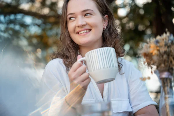 Young Pretty Curly Woman Drinking Coffee Tea Street Cafe Summer — Stock Photo, Image