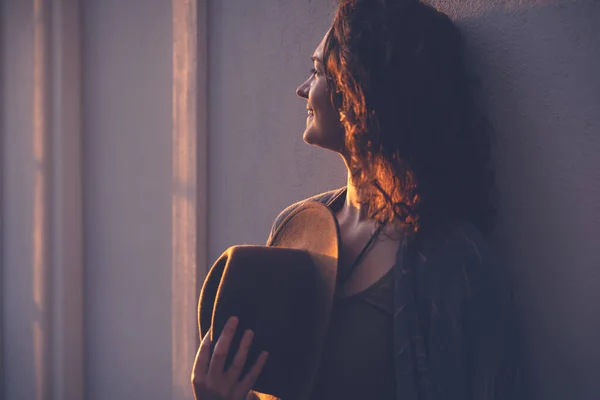 Retrato Una Joven Atractiva Perfil Los Rayos Del Sol Perfil — Foto de Stock