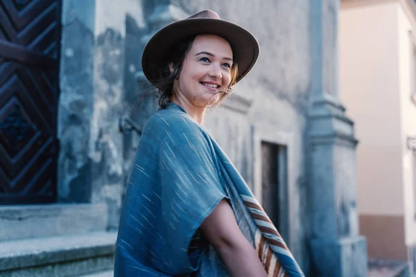 Retrato Una Joven Mujer Hermosa Sombrero Fondo Una Ciudad Medieval — Foto de Stock