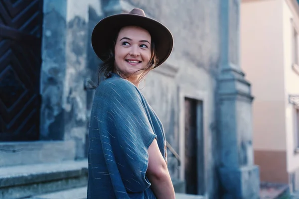 Портрет Молодой Красивой Женщины Шляпе Фоне Средневекового Города Путешествующей Европе — стоковое фото