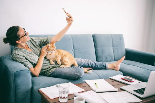 Young Female Businesswoman Student Ginger Cat Her Arms Uses Mobile — Stock Photo, Image