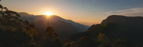 Bela Paisagem Brilhante Céu Por Sol Raios Sol Sobre Montanhas — Fotografia de Stock