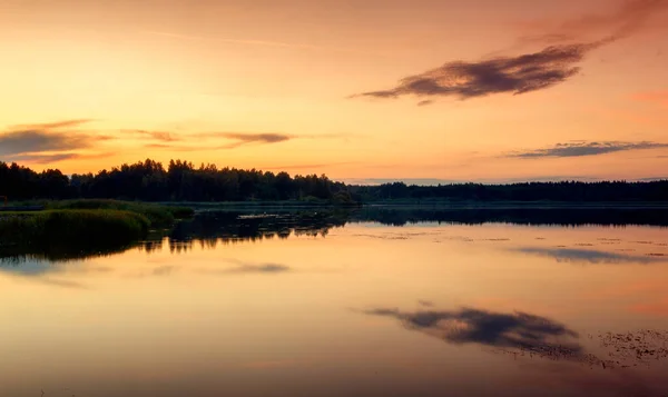 Bela Paisagem Brilhante Céu Laranja Por Sol Sobre Lago Floresta — Fotografia de Stock