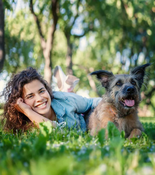 Junge Fröhlich Lächelnde Schöne Frau Liegt Mit Ihrem Hund Park — Stockfoto