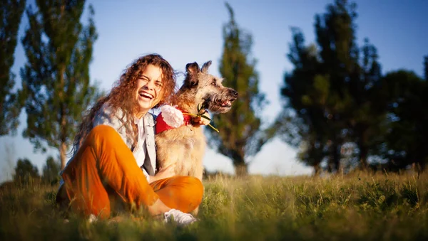 Jonge Vrolijke Glimlachende Mooie Vrouw Met Haar Hond Het Park — Stockfoto
