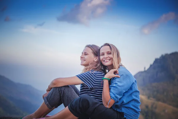 美しい幸せなレズビアンカップル座って山の景色と抱擁 優しさの愛の概念 — ストック写真