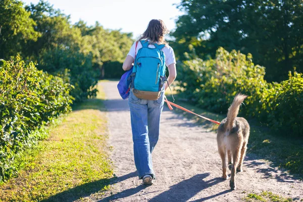 Jonge Vrouw Wandelen Met Schattige Hond Aan Leiband Park — Stockfoto