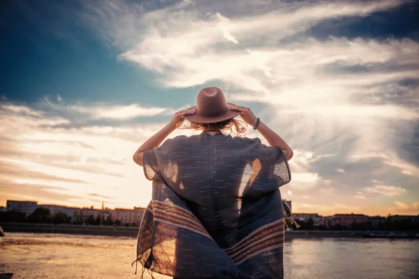 Retrato Joven Hermosa Mujer Con Estilo Pie Sombrero Puesta Sol — Foto de Stock