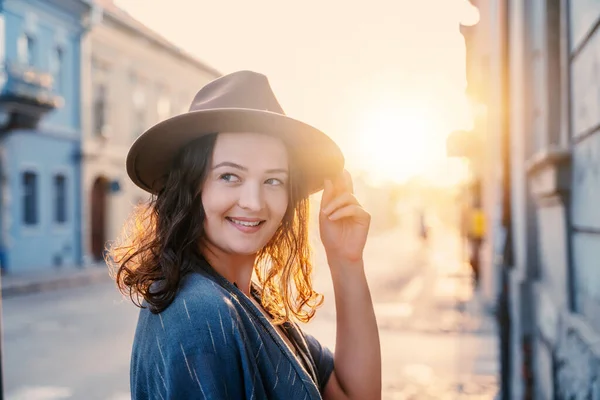 Junge Frau Mit Lockigem Haar Die Bei Sonnenuntergang Mit Hut — Stockfoto