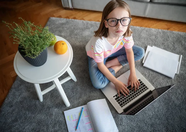 Yaşında Çizgili Tişört Gözlüklü Kotla Evde Dizüstü Bilgisayarın Uzaktan Eğitim — Stok fotoğraf