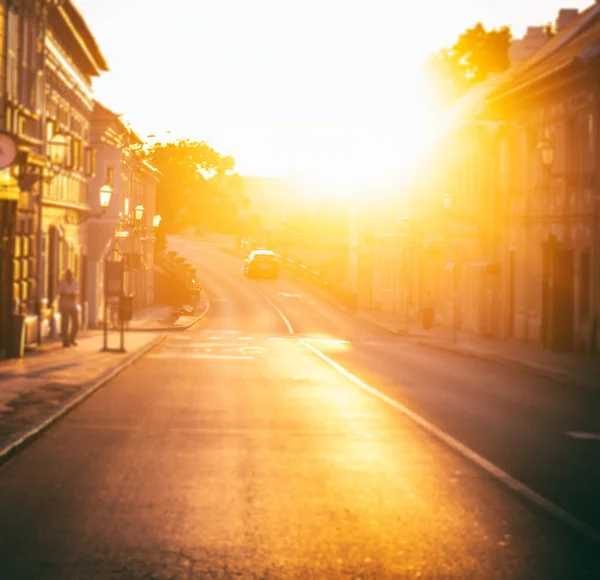 Rua Cidade Pôr Sol Luz Brilhante Sol Imagem Turva Fundo — Fotografia de Stock