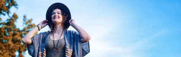 Jovem Mulher Atraente Feliz Chapéu Está Desfrutando Outono Contra Céu — Fotografia de Stock