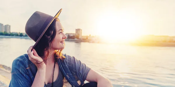 Молодая Счастливая Привлекательная Женщина Шляпе Набережной Реки Городе Наслаждается Закатом — стоковое фото