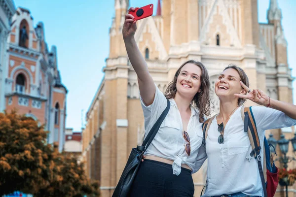 Dwie Młode Szczęśliwe Studentki Robiące Selfie Przez Telefon Komórkowy Tle — Zdjęcie stockowe