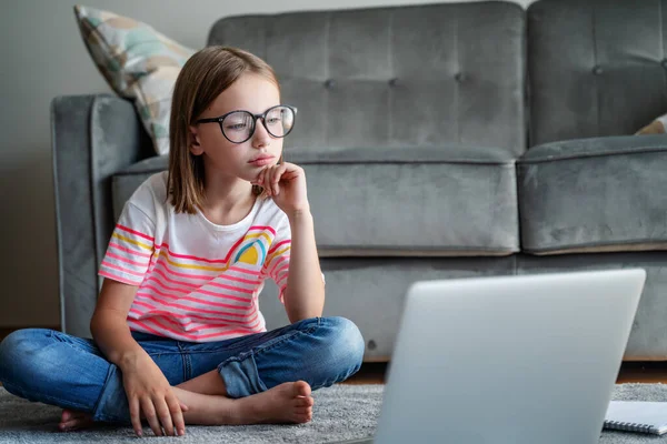 Niña Linda Seria Años Edad Una Camiseta Rayas Jeans Con —  Fotos de Stock