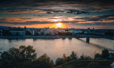 Petrovaradin kalesinden gün batımında Novi Sad kenti ve Tuna Nehri manzarası. Şehir manzarası, Balkan ülkeleri