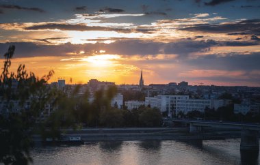 Petrovaradin kalesinden gün batımında Novi Sad kenti ve Tuna Nehri manzarası. Şehir manzarası, Balkan ülkeleri