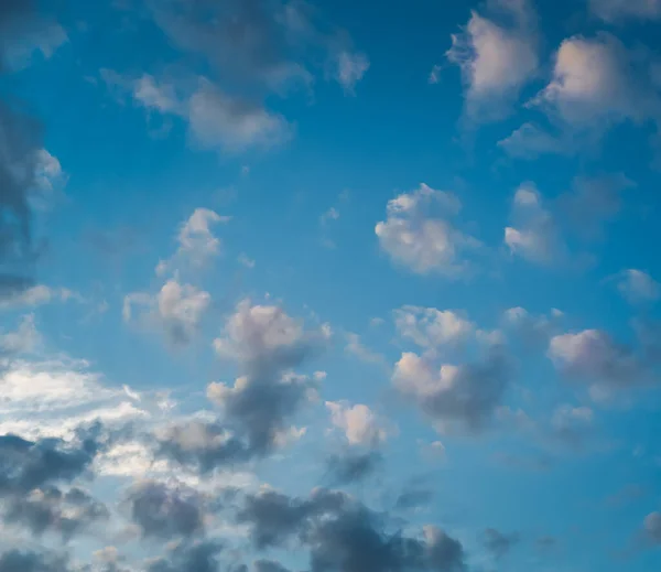 Cielo Azul Con Nubes Antes Puesta Del Sol Fondo Natural — Foto de Stock