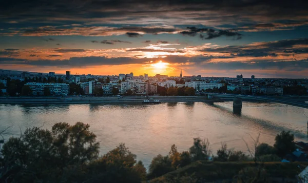 Petrovaradin kalesinden gün batımında Novi Sad kenti ve Tuna Nehri manzarası. Şehir manzarası, Balkan ülkeleri