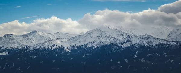 Prachtig alpenlandschap, blauwe lucht, wolken en sneeuw op bergtop. Panorama banner formaat — Stockfoto