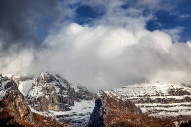 Güzel manzara. İtalya 'da Dolomitler. Dağların tepesinde kabarık bulutlar