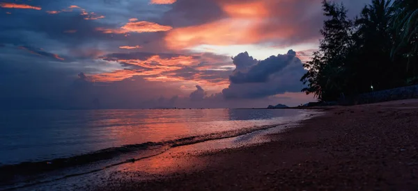 明るい美しい風景です 海のそばのピンク色の雲とライラックの夕日 — ストック写真