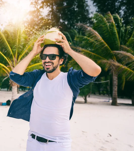 Joven Hombre Latino Guapo Gafas Sol Orilla Tropical Una Playa — Foto de Stock