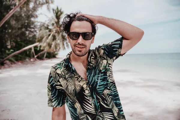 Portrait Sexy Latino Brunet Man Hawaiian Shirt Sunglasses Tropical Beach — Stock Photo, Image