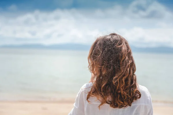 Žena Kudrnatými Vlasy Stojí Zády Větru Pláži Moře Cestování Péče — Stock fotografie