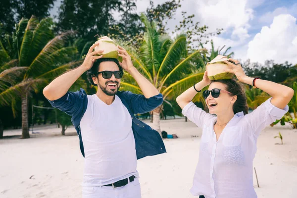 Junges Schönes Paar Mit Sonnenbrille Tropischen Ufer Palmen Mit Frischen — Stockfoto