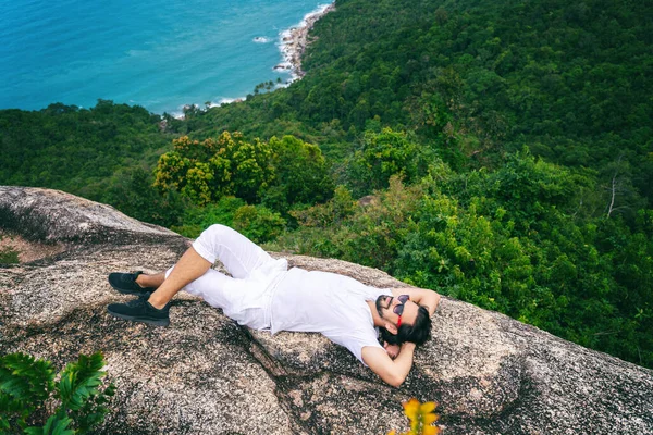 Young Handsome Traveler White Shirt Shorts Lies Stone Beautiful View — Stock Photo, Image