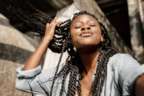 Jovem Feliz Bela Mulher Americana Africana Com Tranças Piercing Seu — Fotografia de Stock