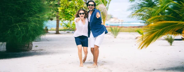 Mooi Jong Stel Hebben Plezier Tropisch Strand Gelukkig Zomer Zee — Stockfoto