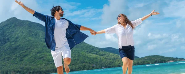 Bella Giovane Coppia Gioiosamente Divertirsi Una Spiaggia Tropicale Felice Estate — Foto Stock