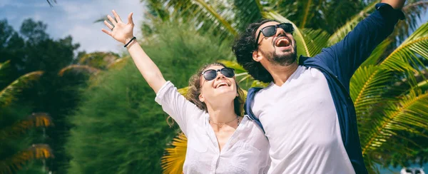 Güzel Genç Çift Yeşil Palmiye Ağaçları Arasındaki Deniz Kıyısında Beyaz — Stok fotoğraf