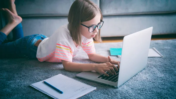 Niña Años Edad Con Gafas Alfombra Casa Delante Pantalla Ordenador —  Fotos de Stock