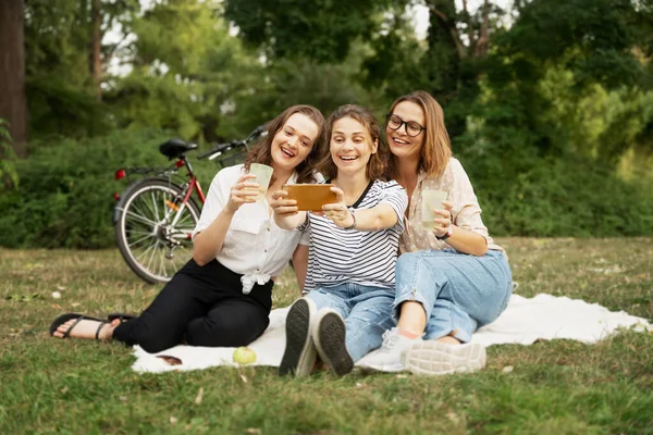 Three Beautiful Happy Young Women Close Friends Relax Green Park — Stock Photo, Image