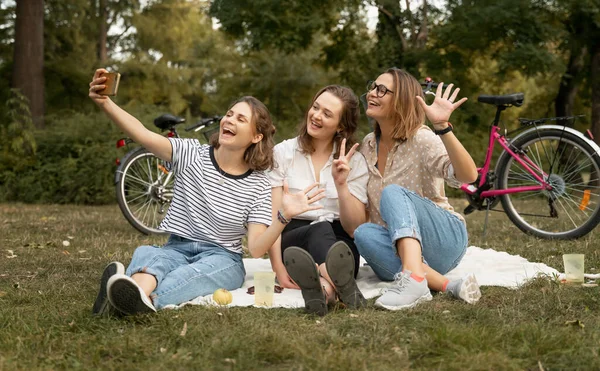 Trois Belles Jeunes Femmes Heureuses Proches Détendent Dans Parc Verdoyant — Photo